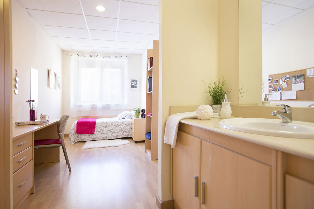 New studio with private bathroom and breakfast nook